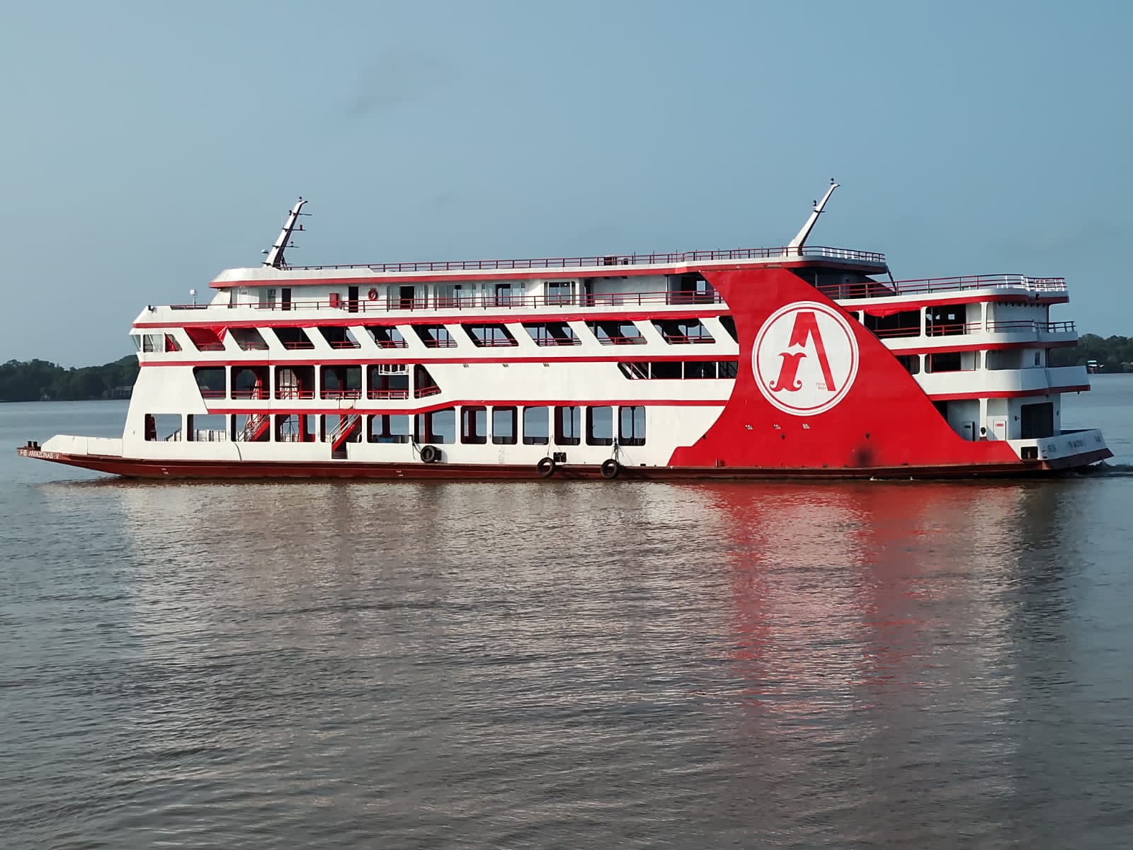 Embarcação do Círio Fluvial no Rio Guamá